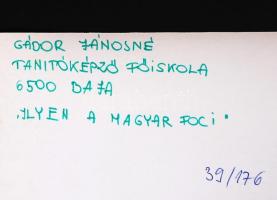 cca 1970-1980 Gádor Jánosné: Ilyen a magyar foci. Vintage fotó, hátoldalán feliratozott, 16x23cm