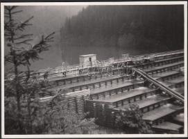 cca 1940 Csiky Iván: Hoverlai vízduzzasztó. Vintage fotó, hátoldalán jelzett, feliratozott, 12x17cm