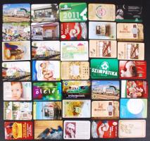 104 db különféle modern kártyanaptár