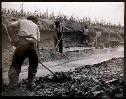 cca 1950 Bakó István: Útépítés. Vintage szociofotó, 24x30cm