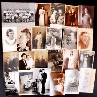 Cca 1940 Margitszigeti laboratórium, 12×17 cm + Cca 1950 Fodrász üzlet személyzete és kirakata, 13×9...