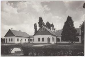 Cca 1940 Margitszigeti laboratórium, 12×17 cm + Cca 1950 Fodrász üzlet személyzete és kirakata, 13×9...