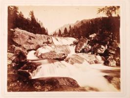 Divald Károly: A magas Tátrából - Aus der hohen Tátra: A nagy Tarpatak középső vizesése. Divald Károly eperjesi műterméből, kartonra kasírozva, 12×16 cm (1890k.)