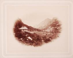 Tarpataki völgy a Rajner kunyhóval Divald Károly nagyméretű fotója kartonlapon. A magas Tátrából sorozat / cca 1890 Tatra Divald photo 12×16 cm