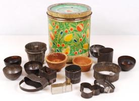 Retró nagy méretű kekszes doboz, benne fa és fém sütőformákkal, doboz m:19 cm, d:15 cm