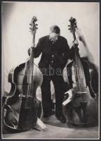 cca 1940 Tiszavölgyi József: Sebesült nagybőgők. Vintage felvétel, hátoldalán szerzői pecséttel, 17x12cm