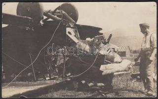 1918 "1200 méter magasból lezuhanva". Fotó egy repülőgéproncsról Dél-Tirolból, hátoldalán feliratozott, datált, levlap méretben /  Photo of a crashed plane in South-Tirol