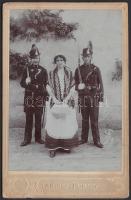 1912 Keményhátú fotó két csendőrrel, kabinetfotó méretben