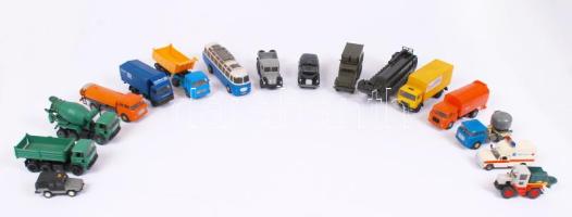 Műanyag retró járművek, terepasztal kiegészítők, stb több sérült