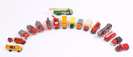 Műanyag retró járművek, jó állapotban