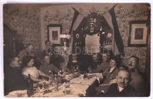 1912 MAgyar katonatisztek az 1848-as foraadalmat ünneplik, hátoldalán a résztvevőkkel és a programmal