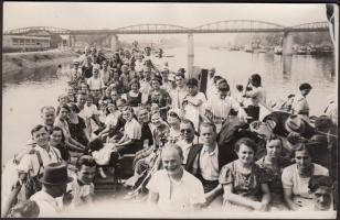 cca 1940 Hajókázók az Újpesti Duna öbölben 18x12 cm