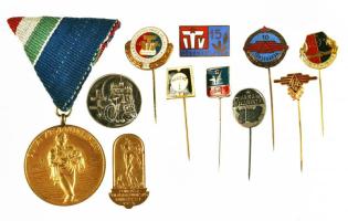 Kis vegyes kitűző és jelvény tétel jobb darabbal T:vegyes