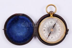 cca 1900 Kis réz iránytű eredeti tokjában /
Brass compass in original leather case, 3,5cm
