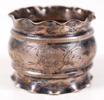 1872-1902 Ezüst (Ag) szalvétagyűrű vésett virágdíszítéssel, olvashatatlan jelzéssel és monarchiabeli pesti behozatali jeggyel ellátva /  Silver napkin ring with floral decoration, hallmark hardly visible, but has an Austro-Hungarian import mark, d: 5cm, 23,1gr