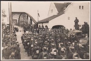 1938 Magyar hadsereg bevonulása Komáromba. 18x11 cm