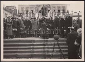 1938 Magyar hadsereg bevonulása Komáromba. Horthy Miklós és a vitézek. 18x11 cm