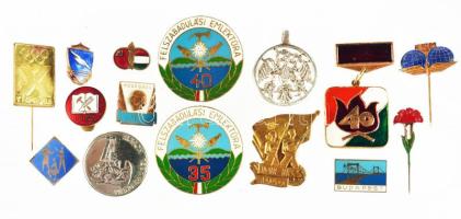 15db klf magyar jelvény és medál, főleg szocialista darabok, sok zománcozott, közte: "Felszabadulási Emléktúra 35, 40" zománcozott jelvények, "Május 1" kitűző, "MHK 1949" jelvény T:2,2-