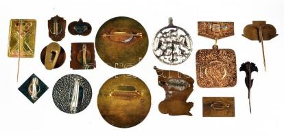 15db klf magyar jelvény és medál, főleg szocialista darabok, sok zománcozott, közte: "Felszabad...