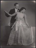 Cca 1940 Laub Juci: Műtermi vintage fotó, pecséttel jelzett 24x17 cm