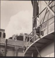 cca 1942 Gaál Margit: Festők, jelzés nélküli vintage fotóművészeti alkotás a szerző hagyatékából, 17x16,5 cm