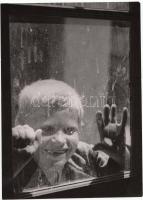 cca 1930-1940 Osoha László: Ablakban; vintage kép, szerzői pecséttel, 22x16 cm