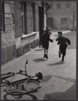 Cca 1954 Meződy István: Uccu; vintage kép, 24x18 cm