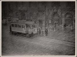 cca 1940-1950 Vadas Ernő (1899-1962) A 9-es villamos; vintage fotó, pecséttel jelezve 18x24 cm