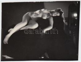 Cca 1940-1950 Szöllősy Kálmán (1887-1976): vintage, finoman erotikus, műtermi, akt fotó, pecséttel jelezve 8x11 cm