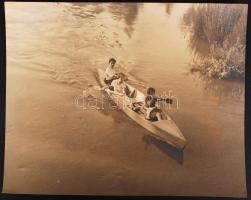 Cca 1930-1940 Thöresz Dezső (1902-1963): vintage fotója vízitúrázókról; jelzetlen, a szerző hagyatékából 23x29 cm;