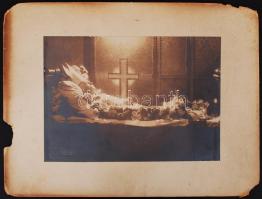 1945 Hollenzer jelzéssel: Serédi Jusztinián (????) esztergomi érsek a ravatalozón; képméret 16x22 cm, karton 25x33 cm, a karton sérült; hidegpecséttel jelzett