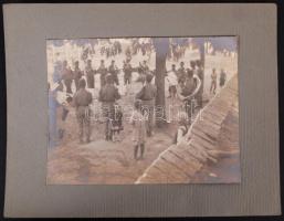 Cca 1920-1930 Katonazenekar szabadtéri fellépése; fotóméret 16x22 cm; karton 24x31 cm