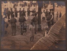 Cca 1920-1930 Katonazenekar szabadtéri fellépése; fotóméret 16x22 cm; karton 24x31 cm