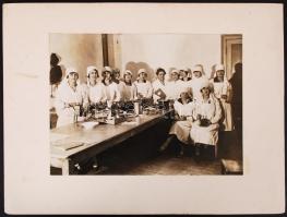 Cca 1920-1930 Mácsi András: Főzőtanfolyam résztvevői, a hátoldalon aláírásukkal; fotó: 17x22 c; karton 25x33 cm