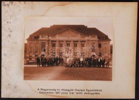 1927 A magyarországi kir. Közjegyzők Országos Egyesületnek Debrecenben tartott vándorgyűlésének résztvevőiről készült csoportkép, a tudományegyetem épülete előtt; fotóméret: 16x21 cm; karton 24x33 cm; a hátoldalon a képen szereplők névsora