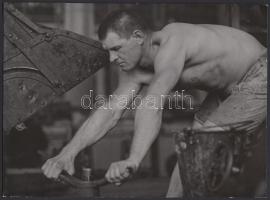 1939 Osoha Magdolna: Nehéz munka; vintage fotó; feliratozva; 17x22 cm