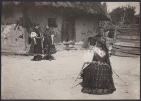 1926 Kerny István (1879-1963) : Csökölyi népviselet; vintage fotó; magyaros stílusú fénykép; feliratozva, a szerző hagyatékából; 16x23 cm