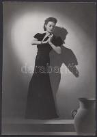 Cca 1930-1940 Szántó fotóügynökség: Műtermi modellfotó, vintage kép, aláírva, pecsételve, megjelent a Hungaria Magazinban; 22x15 cm