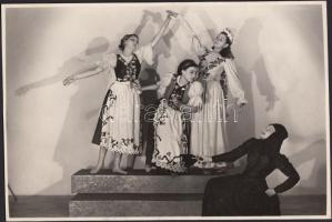 Cca 1930-1940 Rozgonyi fotó: Szentpál Olga mozgásművészeti iskola növendékeinek színpadi jelenete; pecsételt 14x21 cm;