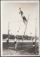 1931 Keystone ügynökség: Rúdugró; sajtófotó; németül feliratozva; 17x12 cm