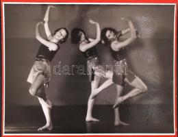 1932 Foto Ada (Marsowszky Elemérné): Harmónia; vintage fotóművészeti alkotás a Szentpál Olga mozgásművészeti iskola növendékéről, a szereplők neve a hátoldalon; képméret 17x23 cm; karton méret 34x24 cm