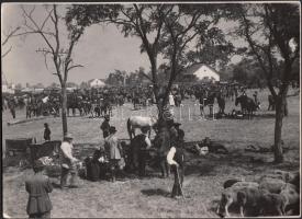1936 Kerny István (1879-1963): Hortobágyi hídi vásár; Vintage fotó, hátoldalán pecséttel, felirattal 18x24 cm