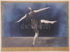 1924 Balázs (?): Bodor Kata egy lábon; vintage fotó, Szentpál Olga mozgásművészeti iskola növendékéről;