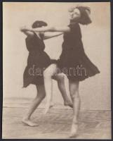 Cca 1920-1930 Ismeretlen szerző felvétele a Szentpál Olga mozgásművészeti iskola növendékeinek körtáncáról 17x14 cm
