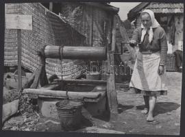 Cca 1940 – Reich Péter Cornel: Kútnál; vintage fotó, 18x24 cm