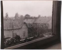 cca 1950-1960 Szabó Lajos: Koppan az eső, vintage fotóművészeti alkotás, pecséttel jelezve, 24x30 cm