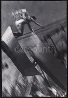 Cca 1950-1960 Ismeretlen szerző vintage fotóművészeti alkotása egy hajóhintáról, 34x23 cm