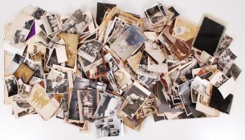 cca 1880-1950 Óriási hagyaték fotó tétel, sok száz, zömében háború előtti fotóval, közte keményhátúak is, nagyméretűek is, néhány üvegnegatív, sok városképpel. Érdemes megnézni!