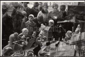 cca 1960 Úttörő Áruház, a játékbolt kirakatából, 12x18cm