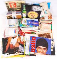 Egy doboznyi modern nyomtatvány, reklám és több száz üdvözlőlap